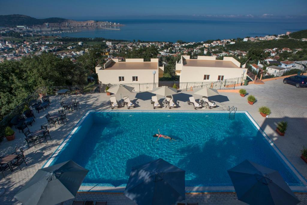 Una vista aérea de una piscina con sombrillas. en Berg Apartments, en Bar