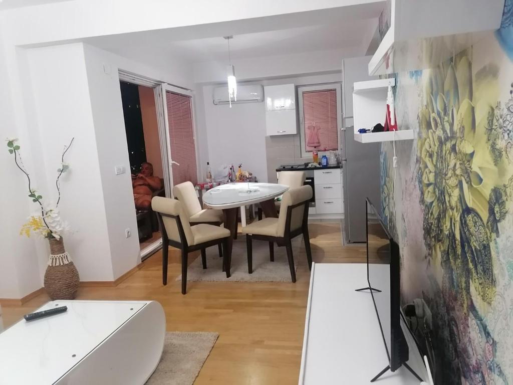 une cuisine et une salle à manger avec une table et des chaises dans l'établissement Luxury apartment Ohrid, à Ohrid