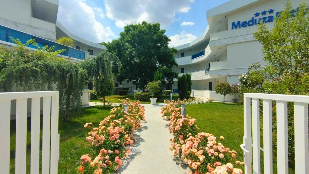 Κήπος έξω από το Hotel Meduza Estival