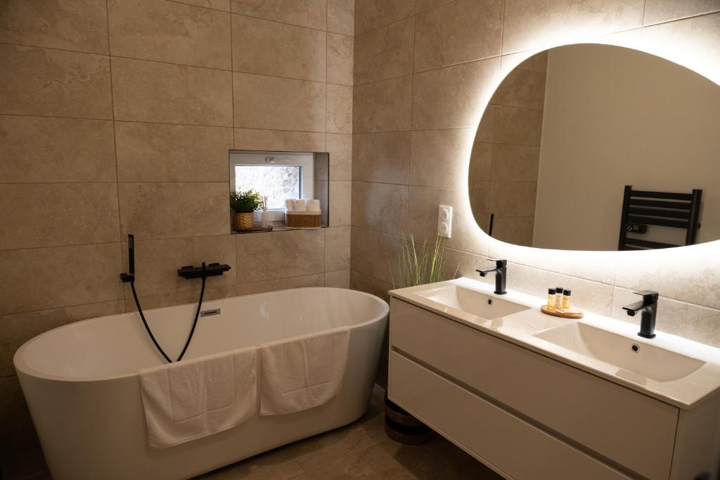 Ένα μπάνιο στο Loveroom La Villa Lova avec spa privé et pièce secrète