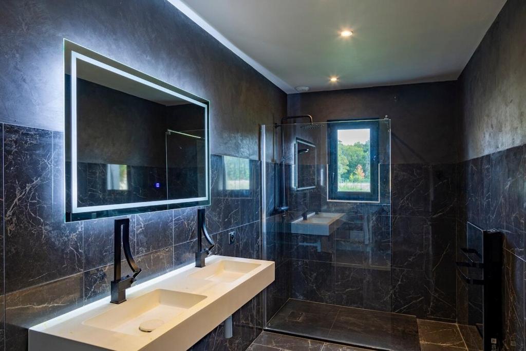 Et badeværelse på Villa Eco Chic