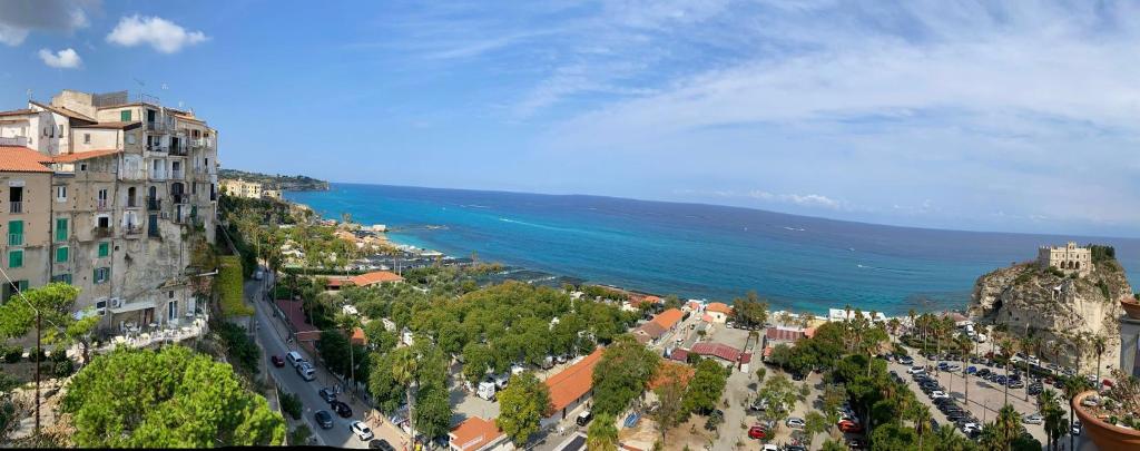 レッジョ・ディ・カラブリアにあるSweet Apartamentの都市と海の空中写真