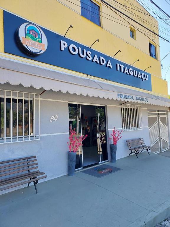 a building with a sign for a puchada itaza at Pousada Itaguaçu in Aparecida