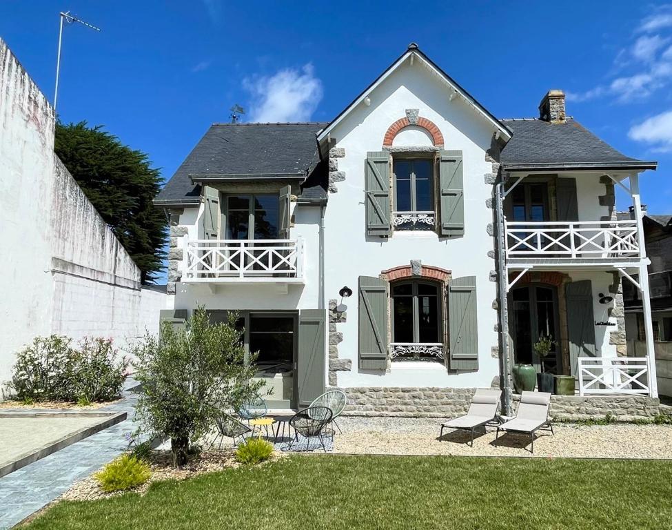 Casa blanca con persianas verdes y patio en Les oiselieres, plages a pieds, en Carnac