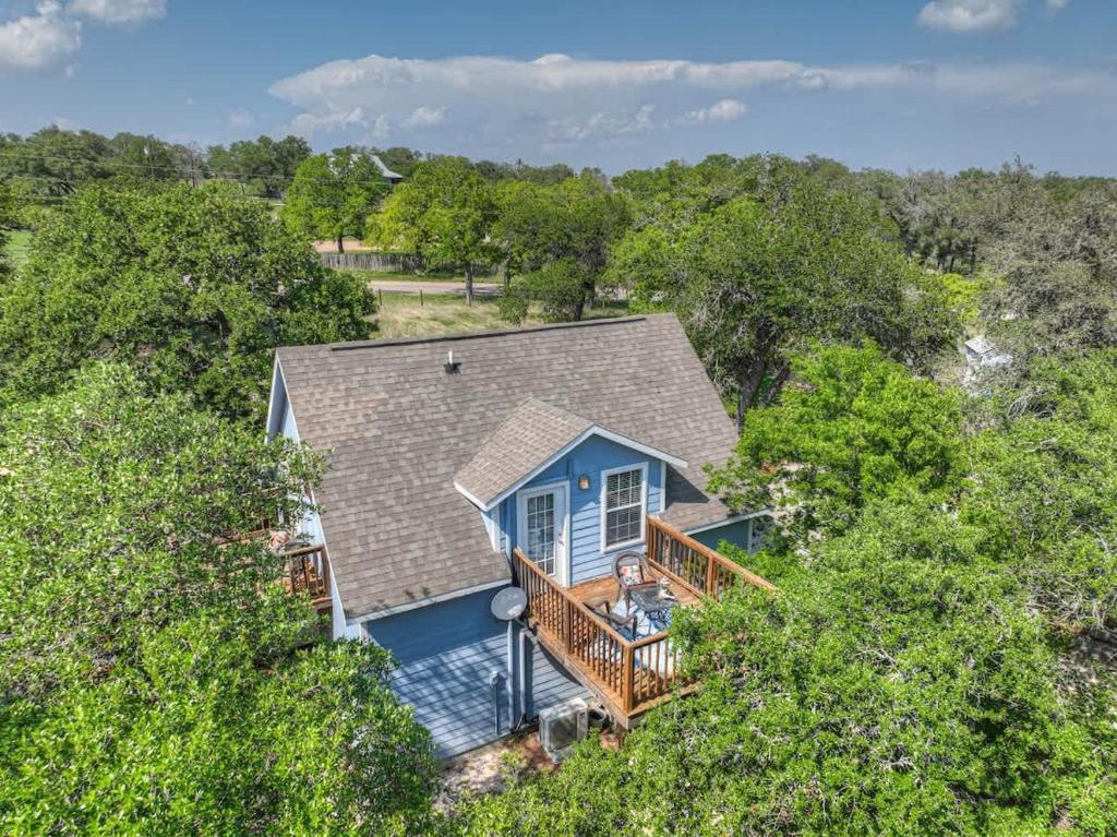 d'une vue sur une maison bleue dotée d'une terrasse. dans l'établissement Cactus Flower Peaceful Hill Country Escape!, à Luckenbach