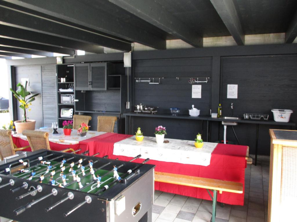 una gran cocina con una mesa y un gourmet en Apartment Suda, en Rheinhausen