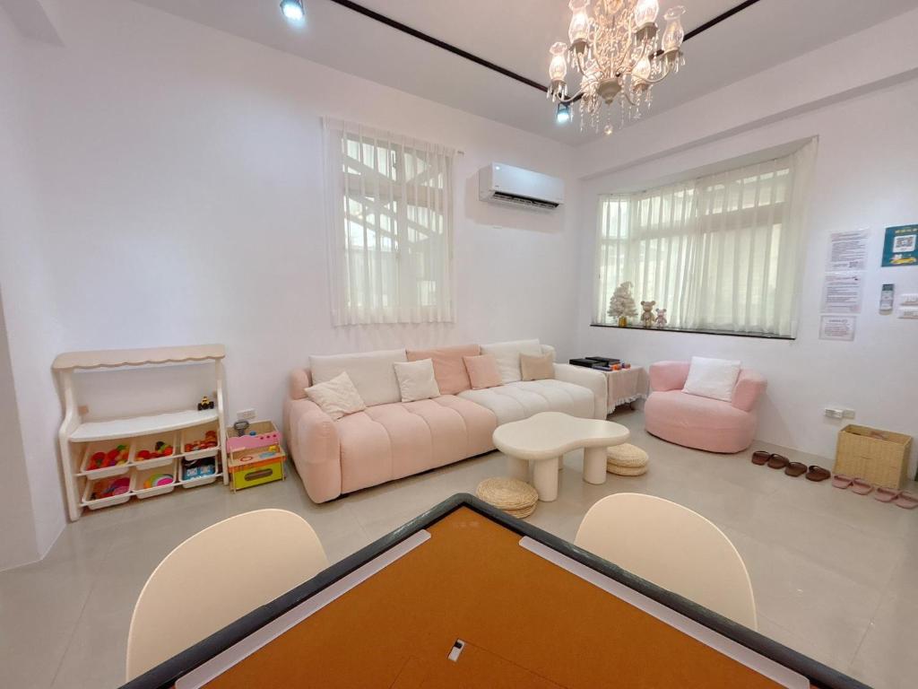 花蓮市にある過家家民宿GoHouse花蓮市包棟寵物友善のソファとテーブルのあるリビングルーム