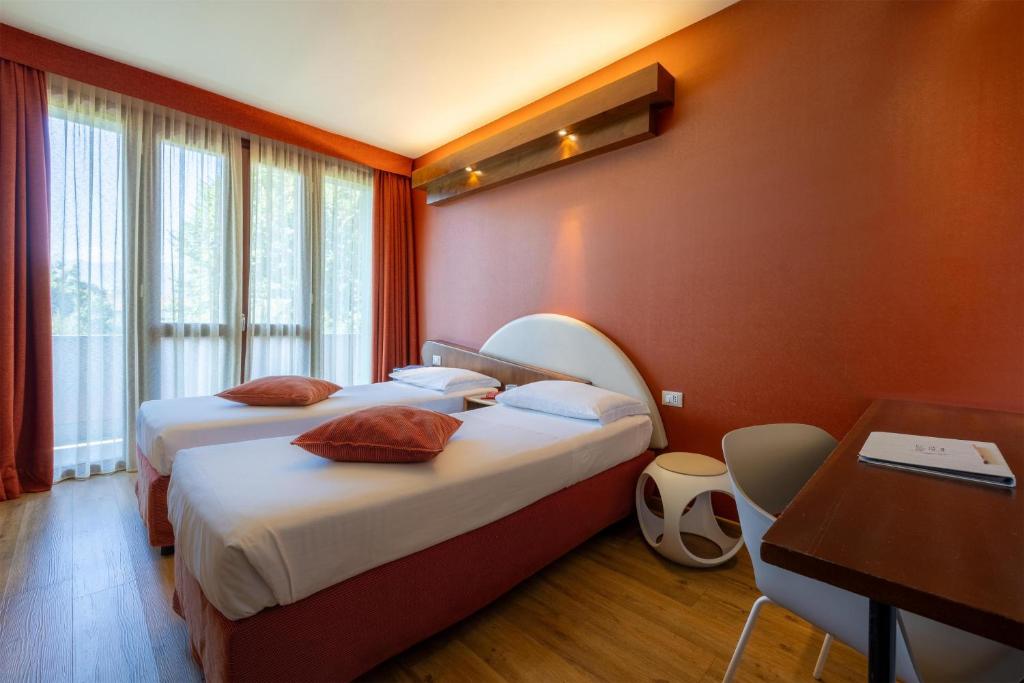 La Villa - Sure Hotel Collection by Best Western - 连通房，配备 1 张大床和 2 张单人床