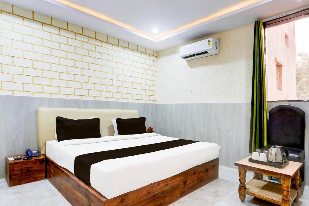 um quarto com uma cama em um quarto em Super Hotel O Mall Road Gwalior formerly Rama inn em Gwalior