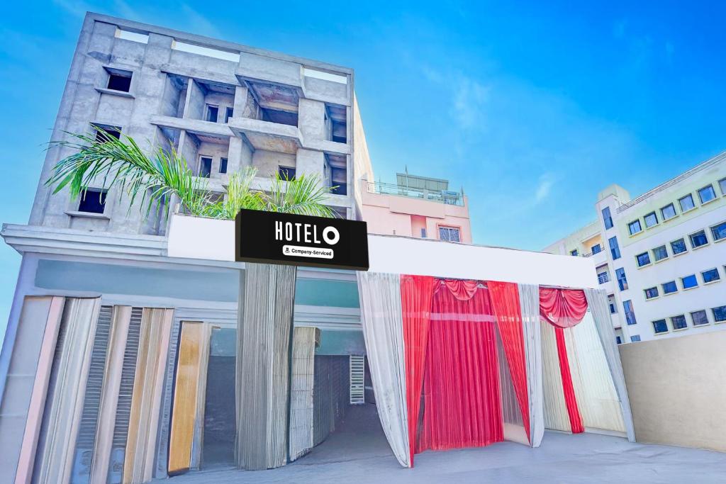 a hotel with a sign in front of a building at Super Hotel O Dighori Nagpur in Sakardarā