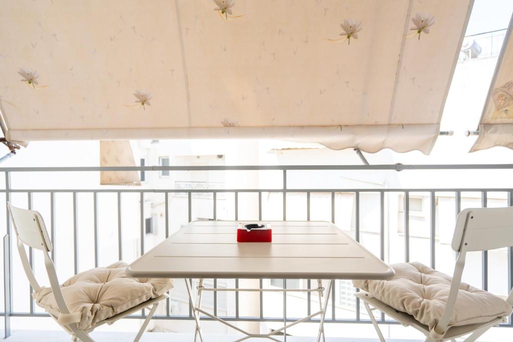 1BR Designer Apt Next To Metro & 15 minutes to Acropolis