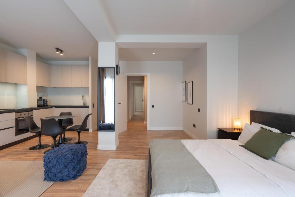 2BR Apartment, Rooftop Retreat with Sauna, Gym