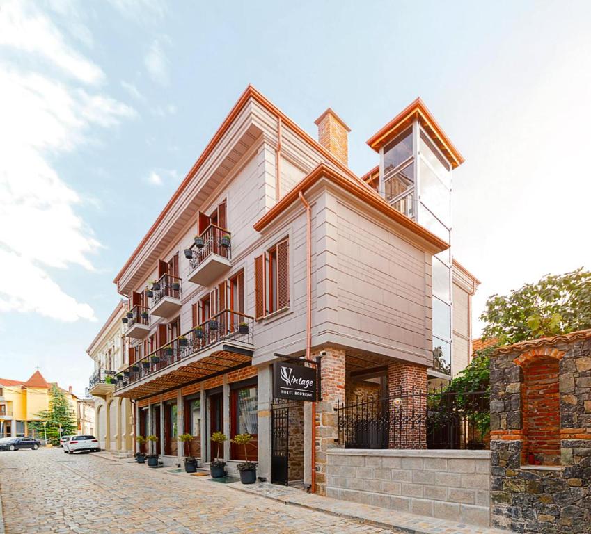 een gebouw aan de kant van een straat bij Vintage Boutique Hotel in Korçë