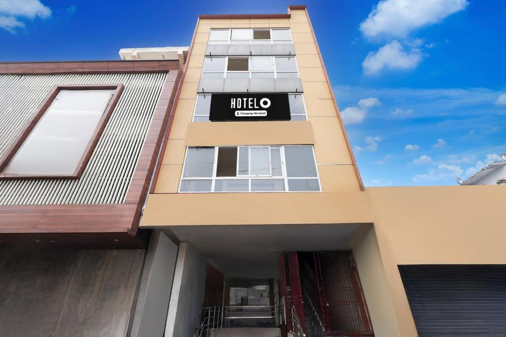a building with a mitzo sign on it at Super OYO Hotel O Machilipatnam in Machilīpatnam