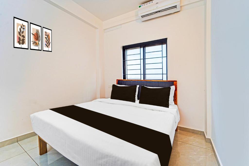a bedroom with a large bed in a room at Hotel O Kalamassery Near Medical College in Cochin
