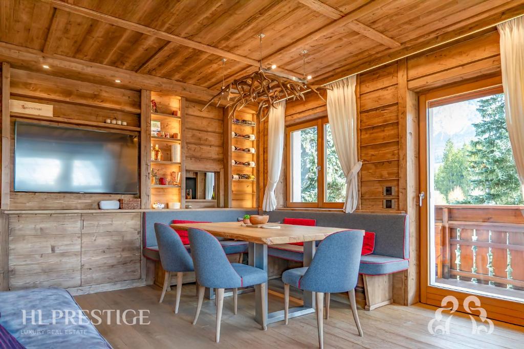 TV a/nebo společenská místnost v ubytování Alpenglow Cortina Luxury