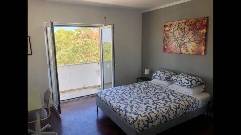 ein Schlafzimmer mit einem Bett und einem großen Fenster in der Unterkunft Sea Breeze Apartment in Lagos