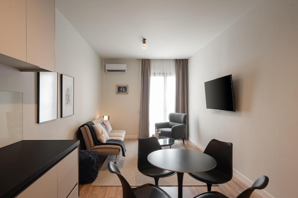 Stylish 2BR Apt, Rooftop with Sauna & Views, Gym