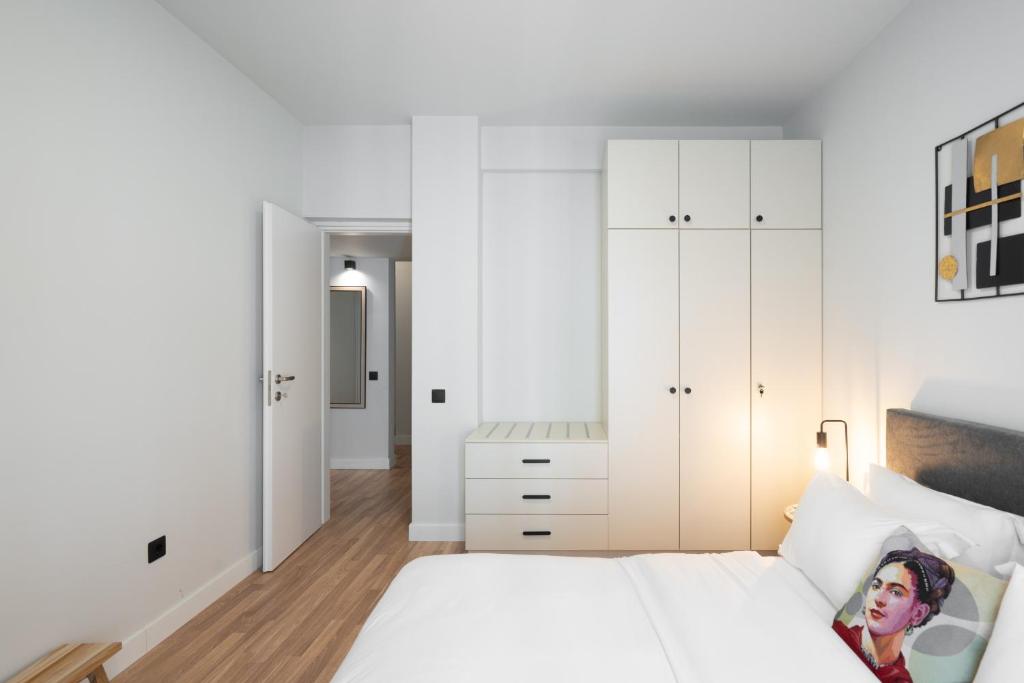 2BR Apt Access To Rooftop with Sauna & Gym