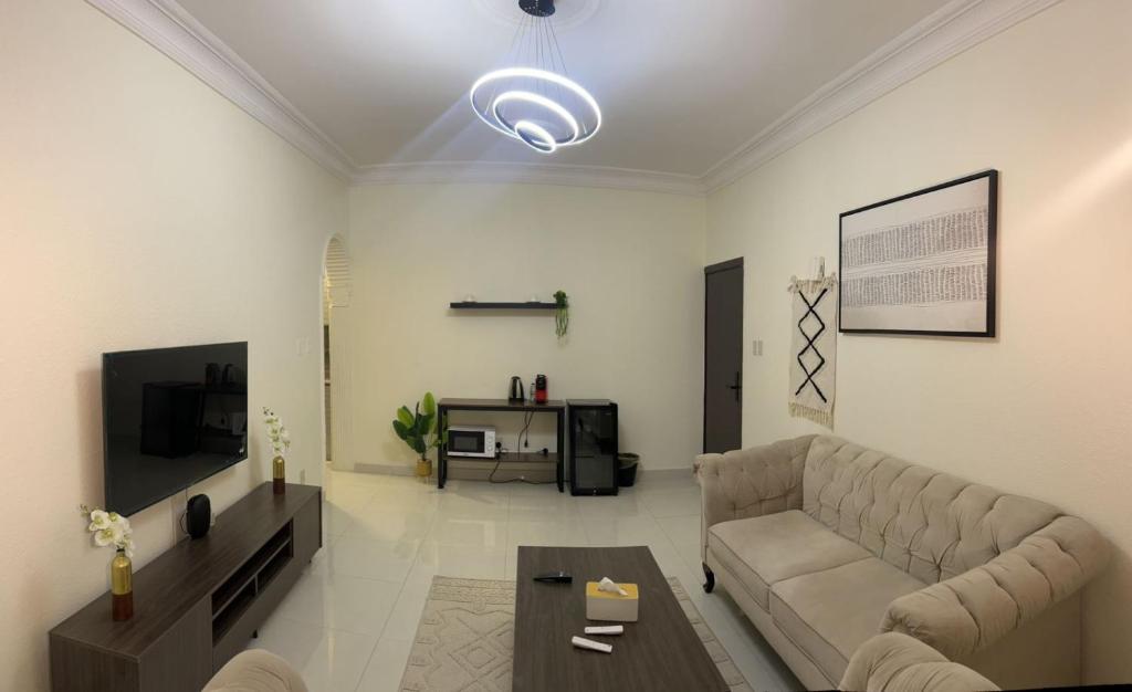 Μια τηλεόραση ή/και κέντρο ψυχαγωγίας στο سويت فندقي راقي وهادئ و قريب من بحر الخبر