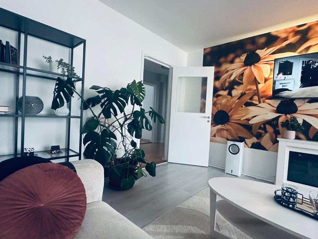 a living room with a flower mural on the wall at Mysig legenget nära Isaberg in Nissafors