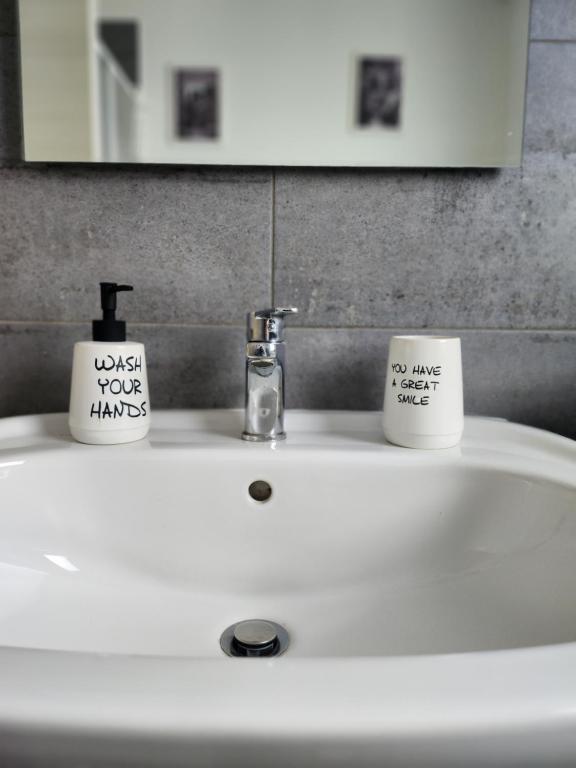 een wastafel met twee kopjes erop bij L&C hideaway in Sestu