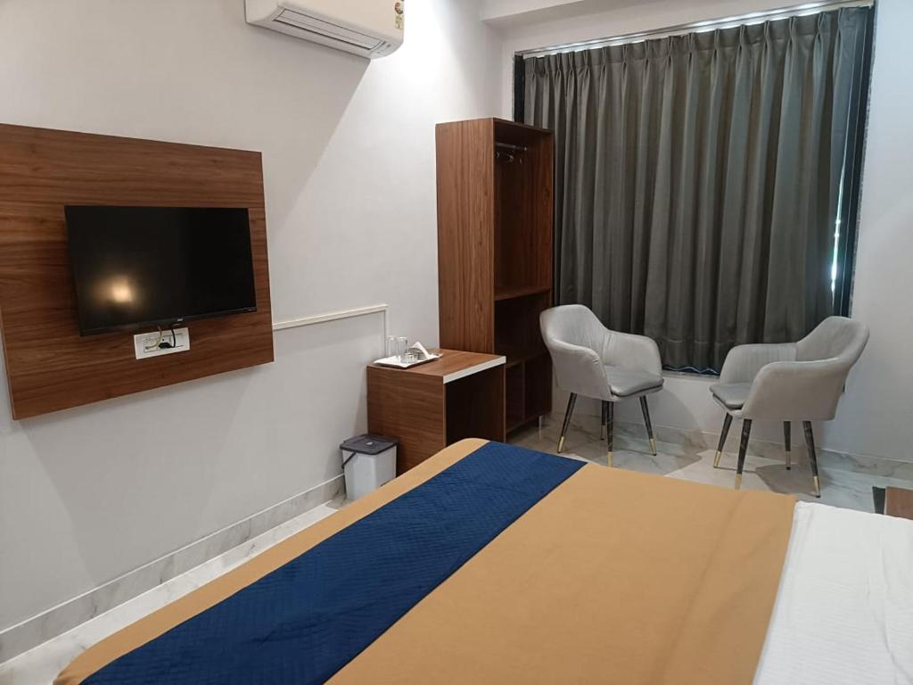 Una televisión o centro de entretenimiento en Hotel Kamboj