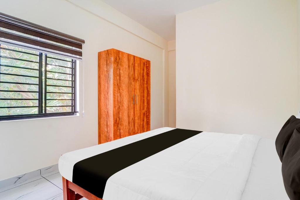 Ένα ή περισσότερα κρεβάτια σε δωμάτιο στο Super Hotel O HMT Colony Kochi Formerly Pullans Arcade