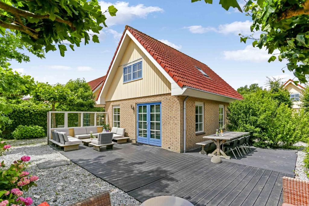 ein Haus mit einer Terrasse in der Unterkunft Vakantiepark Schoorlse Duinen in Schoorl