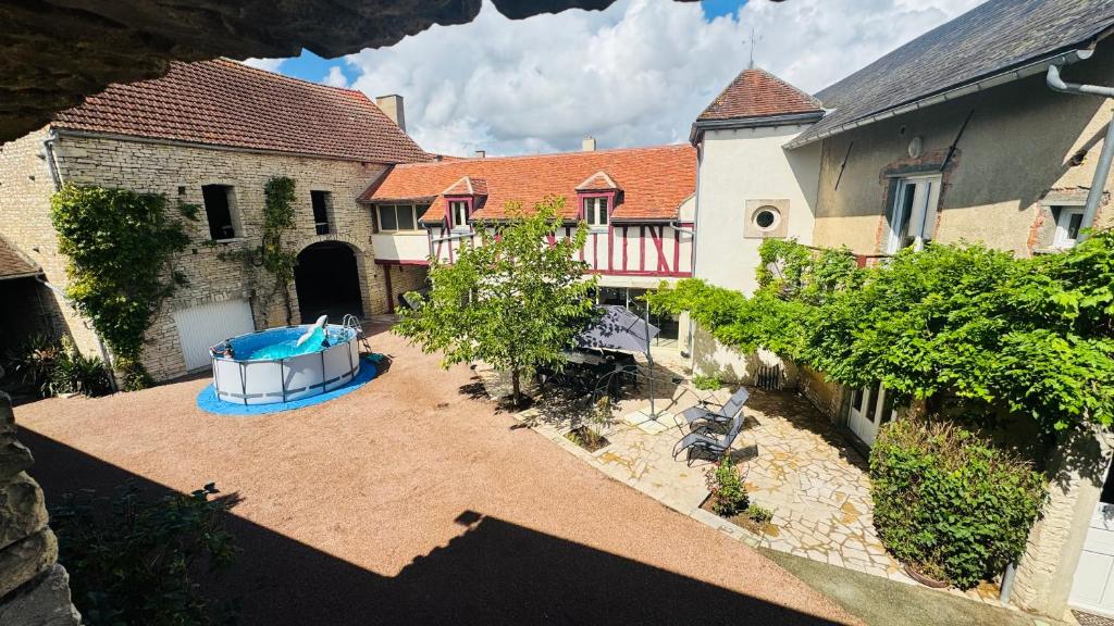 Bazén v ubytování Corps de ferme bourguignon nebo v jeho okolí