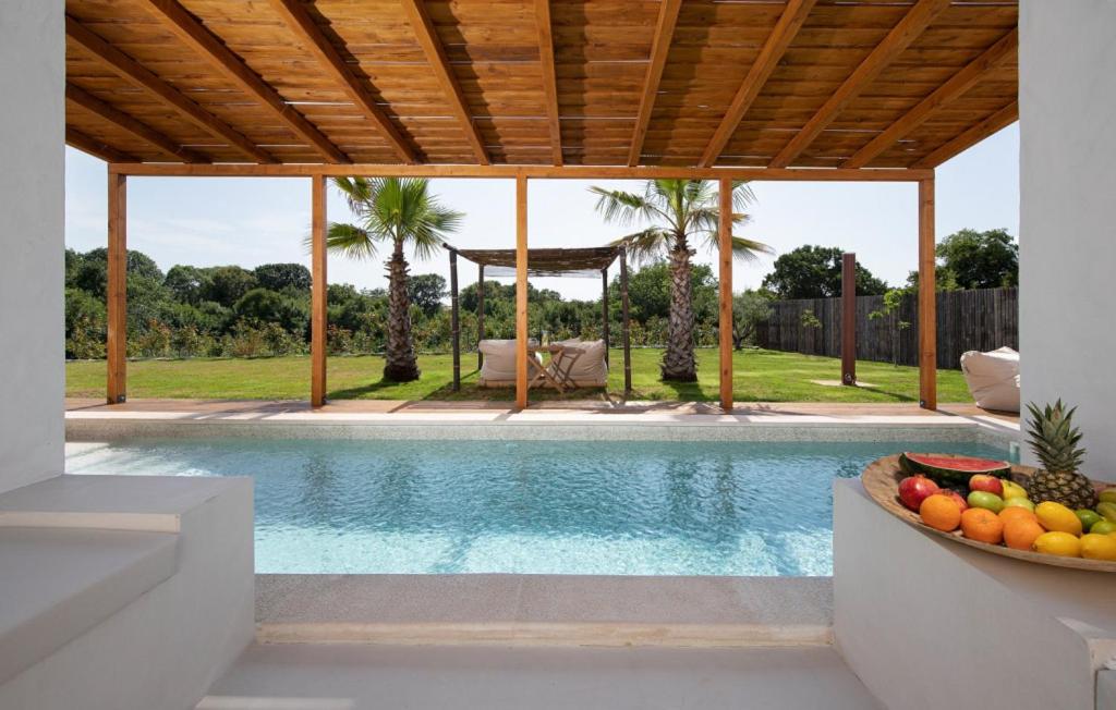 una piscina in una casa con un tavolo con una ciotola di frutta di Andresitas Palace by Villas Guide a Bale (Valle)