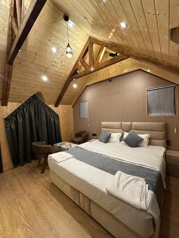 Una cama o camas en una habitación de Cliffside cottage