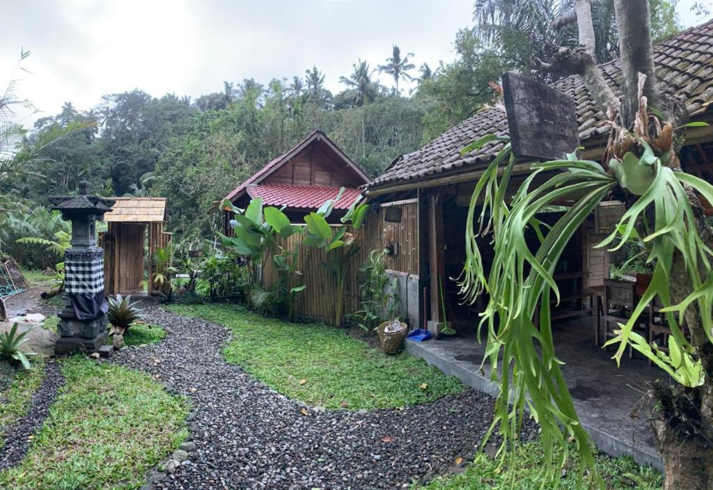 Un jardín fuera de The Payung House