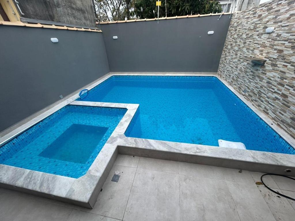 La alberca dentro o cerca de Casa Marisis