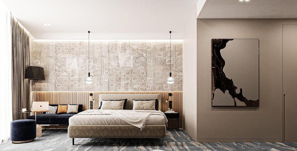 ドゥラスにあるCrowne Plaza Durres by IHGのベッドルーム(キングサイズベッド1台、鏡付)