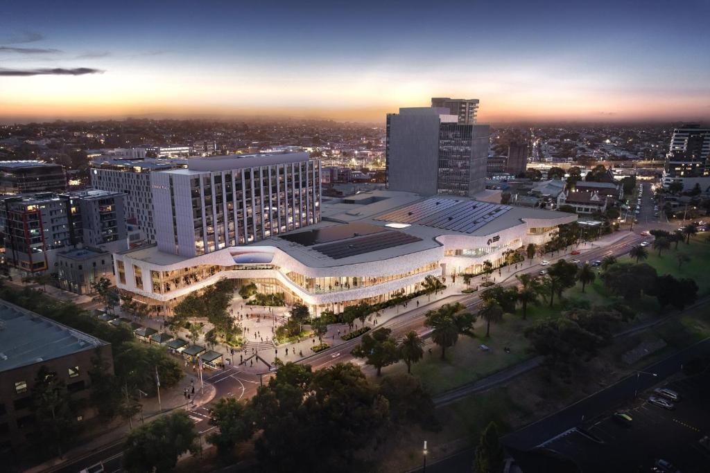 einen Blick über ein großes Gebäude in einer Stadt in der Unterkunft Crowne Plaza Geelong by IHG in Geelong