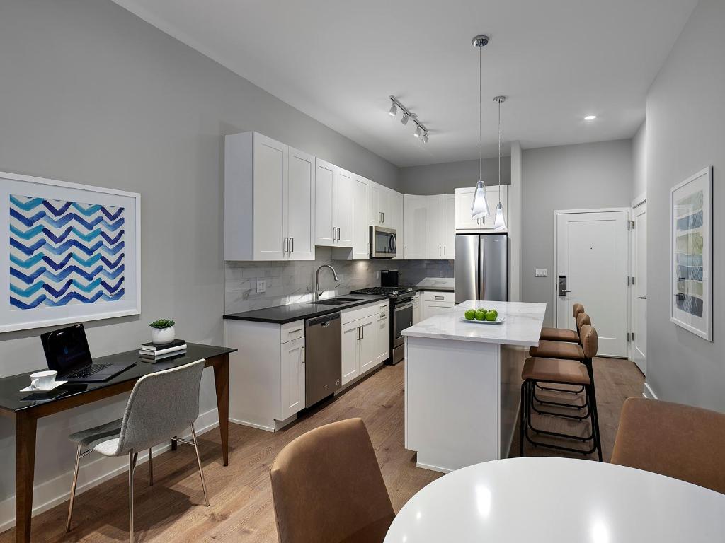 Köök või kööginurk majutusasutuses AVE Blue Bell - Short Stay Furnished Apartment