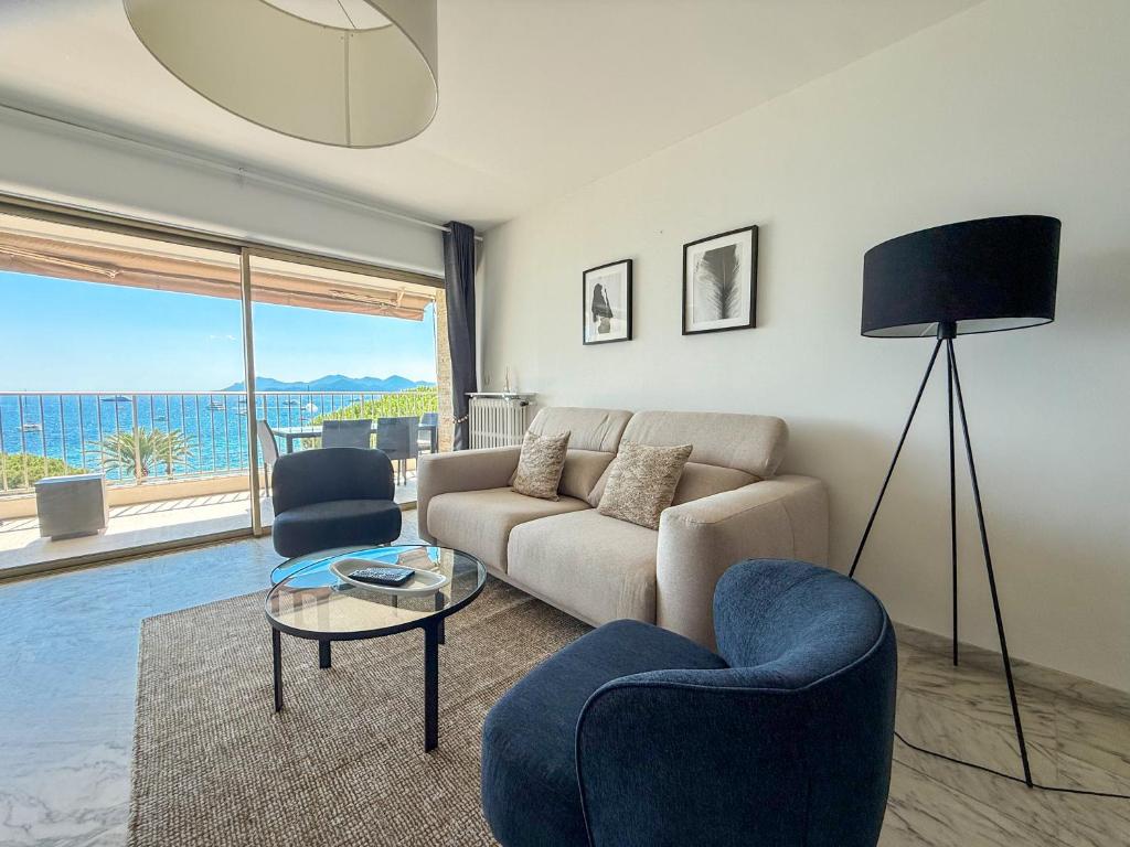 Two bedrooms Sea View Apartment - First line Croisette ID275