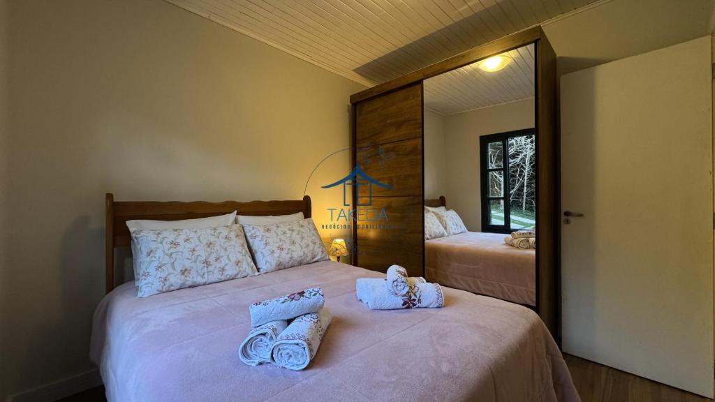 坎波斯杜若尔当Cantinho Dolce Amore的一间卧室，有两张床，床上有毛巾