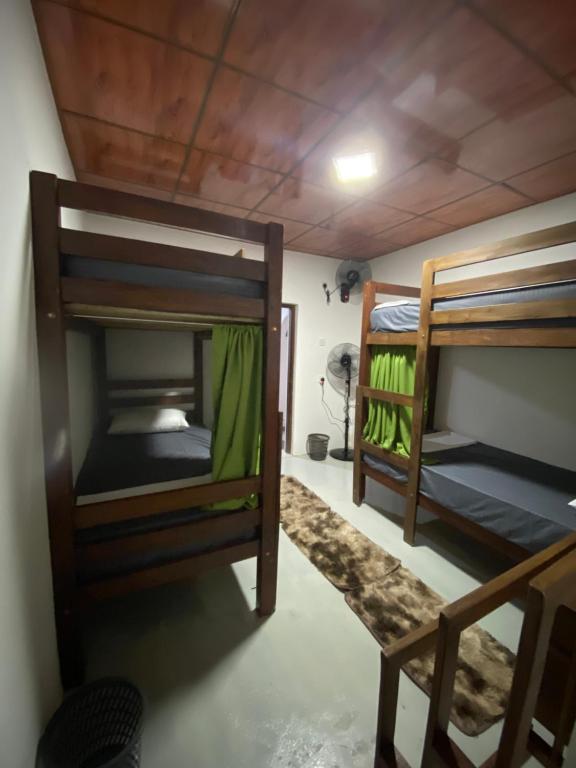 una stanza con due letti a castello e un tavolo di Zyon Bay Hostel Hiriketiya - Surf, Sun & Smile a Hiriketiya