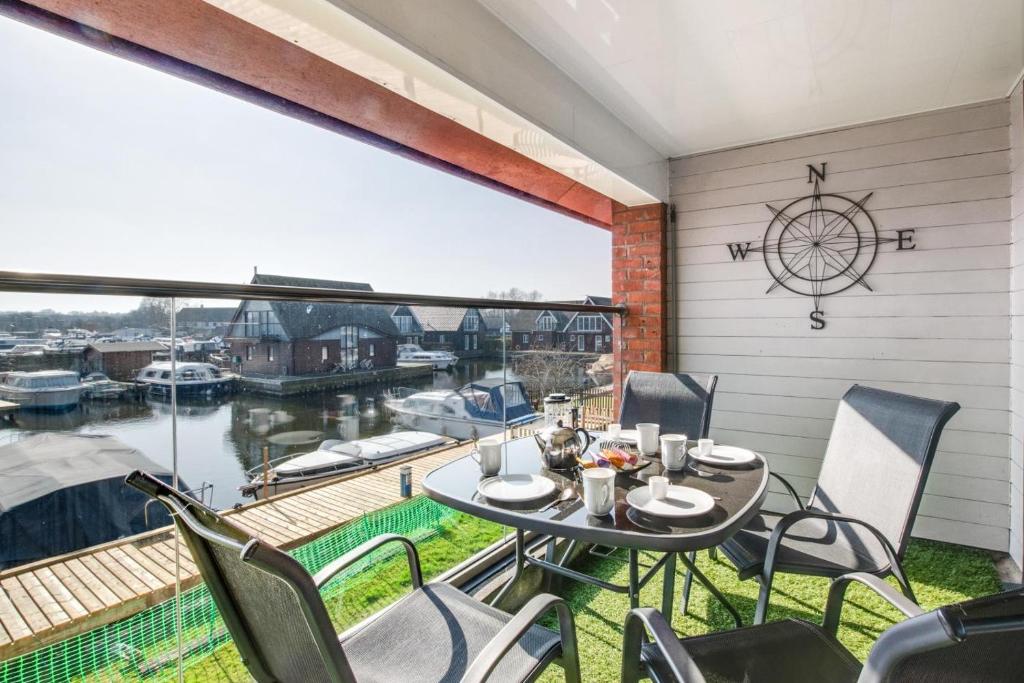 ホーニングにあるMarina Outlookのマリーナの景色を望むバルコニー(テーブル、椅子付)