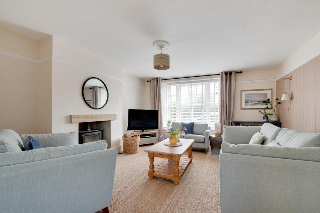 een woonkamer met twee banken en een tv bij 3 Bed in North Sunderland oc-nb1980 in North Sunderland