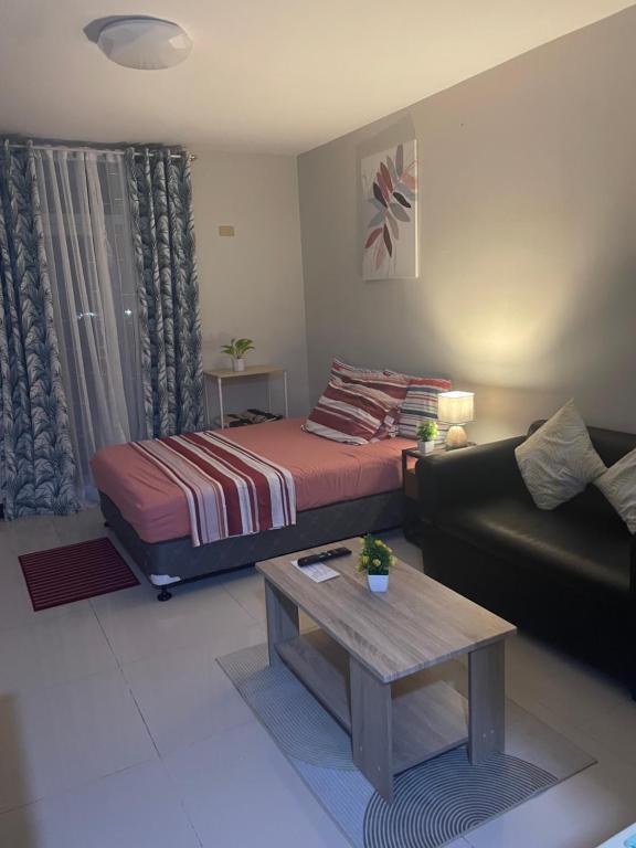 Postel nebo postele na pokoji v ubytování Spacious studio with balcony and guest parking