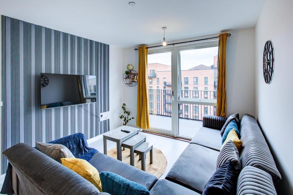 Μια τηλεόραση ή/και κέντρο ψυχαγωγίας στο New 2 BR Flat Near Hayes Station Free Parking