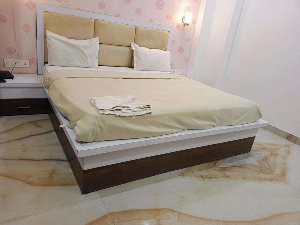 Postel nebo postele na pokoji v ubytování Hotel New Vintage Mathura