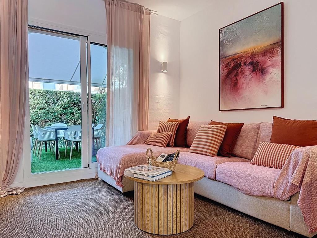 un soggiorno con un divano e un tavolo di La Bella Lola Estartit Rental a L'Estartit