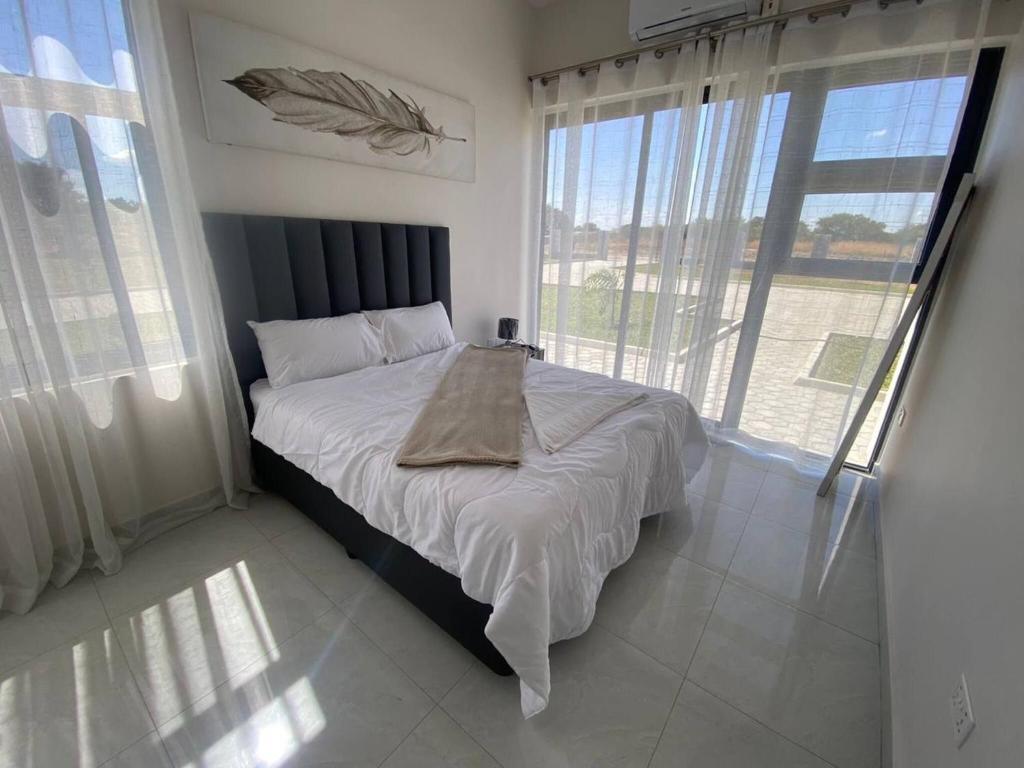 Ένα ή περισσότερα κρεβάτια σε δωμάτιο στο Luxurious Motherland Apartments