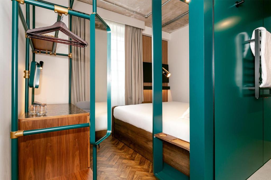 YOTEL Manchester Deansgate - Resim 12