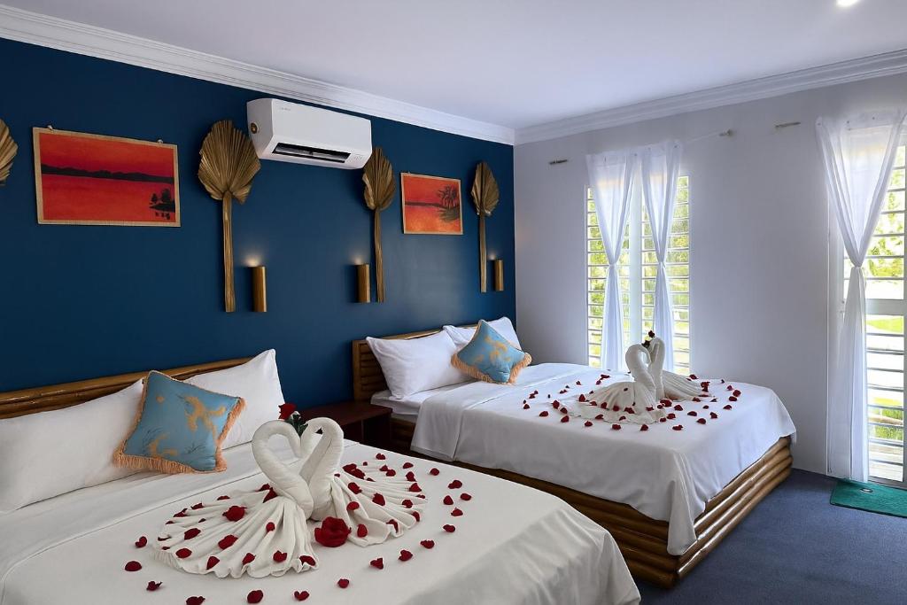 马德望Bamboora Sanctuary Battambang的一间设有两张心形床的房间