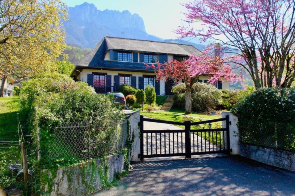 een huis met een hek ervoor bij Beautiful Lake Annecy Villa in Menthon-Saint-Bernard